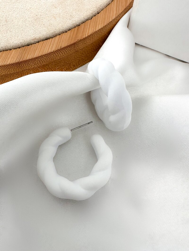 Brinco Argola Torcida Resina