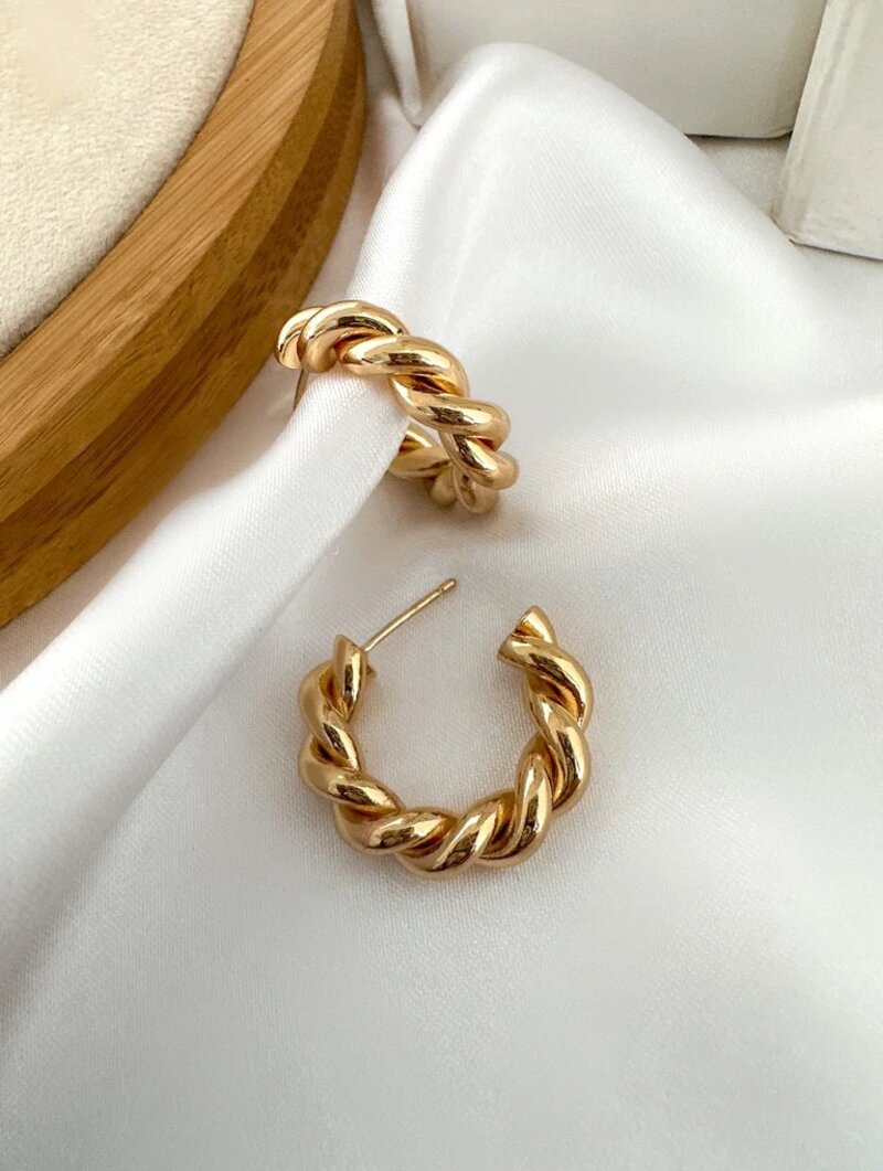 Brinco argola torcida pequena folheado a ouro a ouro 18k e prata