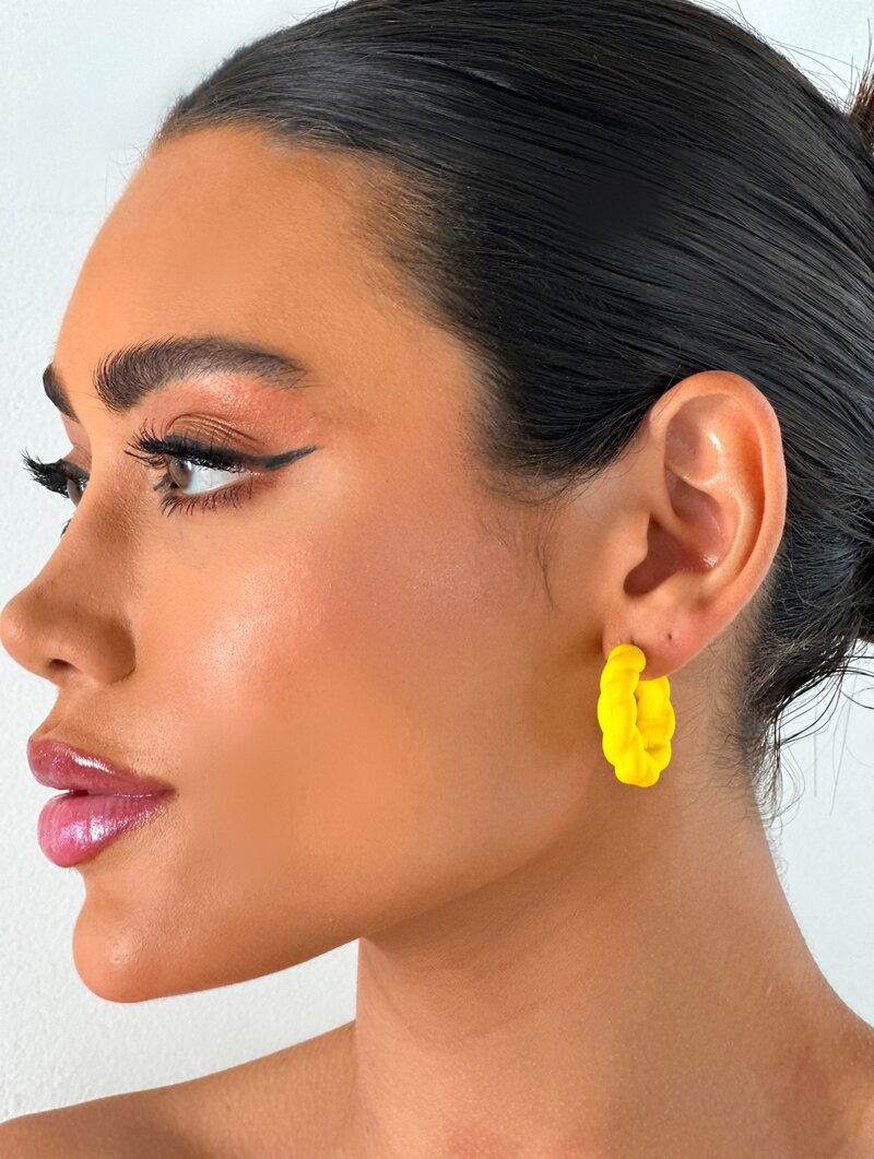 Brinco Argola Torcida Resina