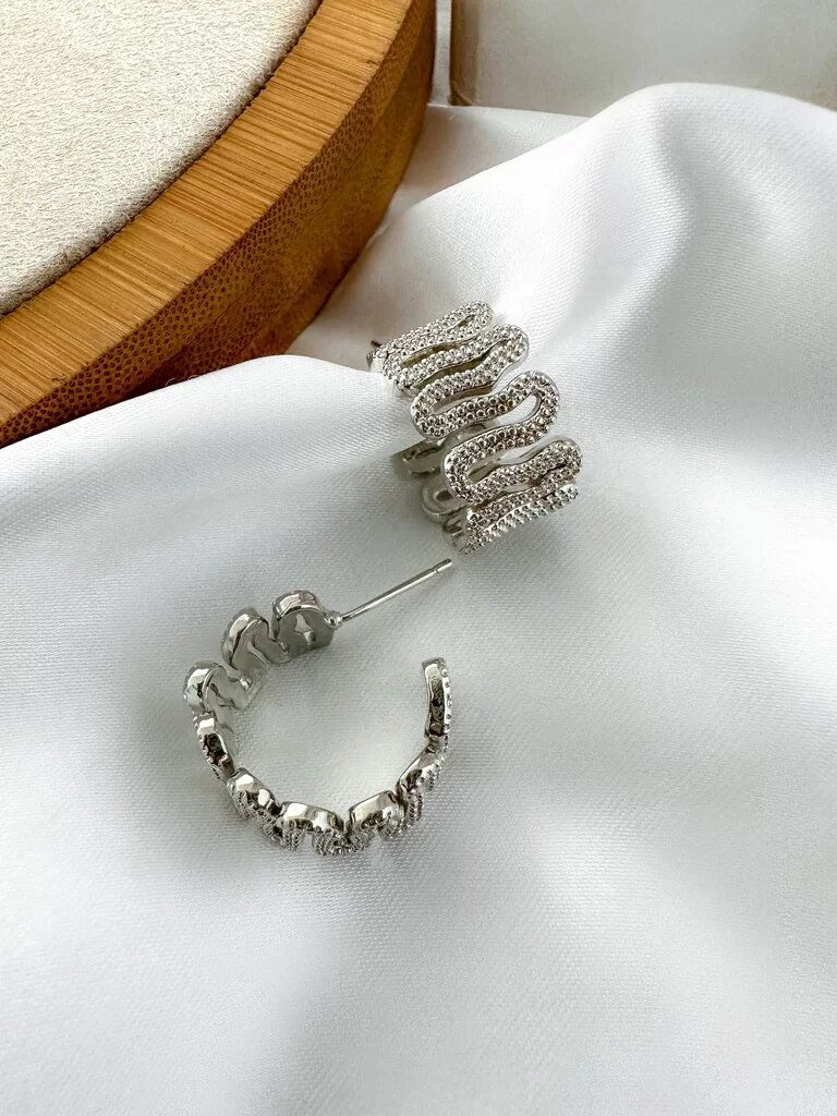 Brinco argola trabalhada folheado a ouro 18k e prata