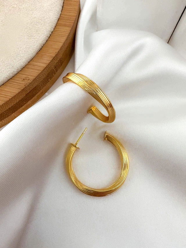 Brinco argola trabalhado folheado a ouro 18k PMG.