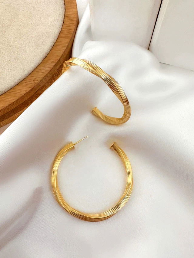 Brinco argola trabalhado folheado a ouro 18k PMG.