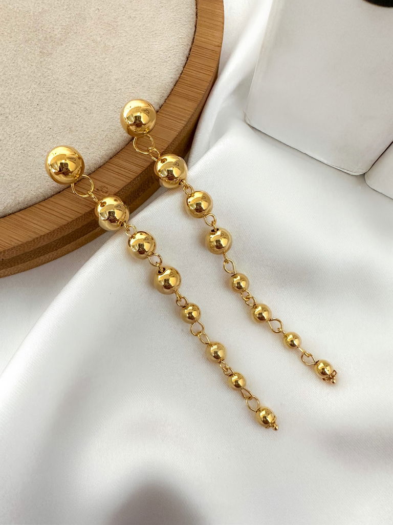Brinco bolinhas folheado a ouro 18k e prata 925 e níquel,