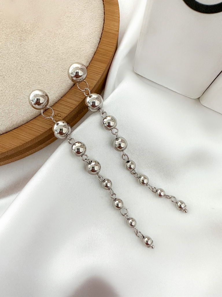 Brinco bolinhas folheado a ouro 18k e prata 925 e níquel,