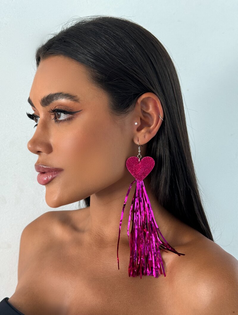 Brinco Coração com Glitter e Franja de Fita