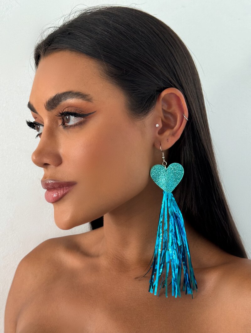 Brinco Coração com Glitter e Franja de Fita