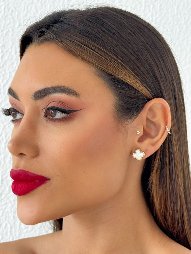 Brinco de Aço Inoxidável Folheado a Ouro 18k Inspiração Vg. Resinada Com Borda de Esferas