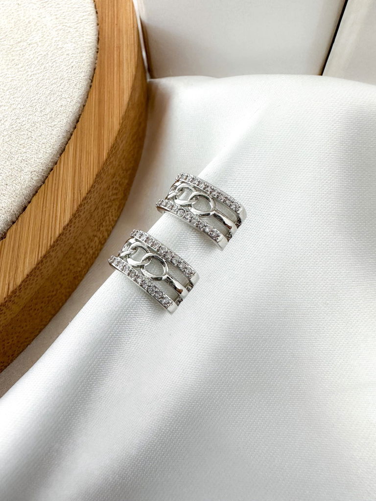 Brinco de fios com fio liso, micro zircônia e entrelaçado folheado a ouro 18k e prata 925.