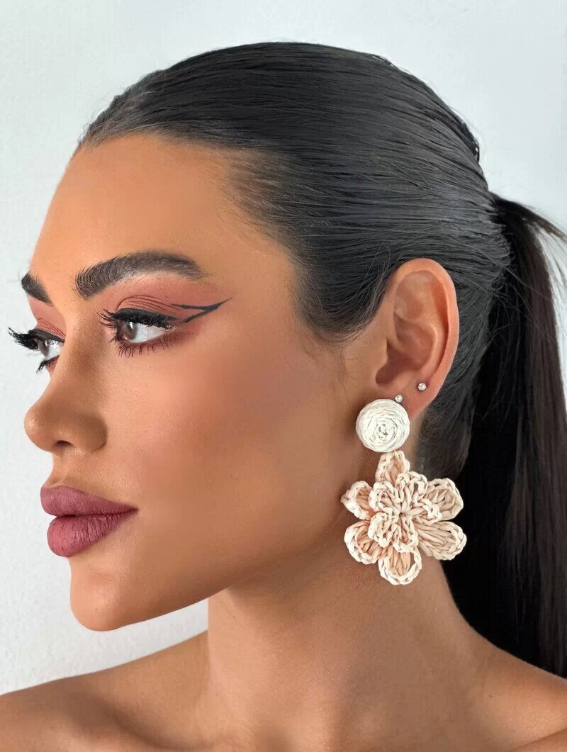 Brinco de Palha Botton com Flor