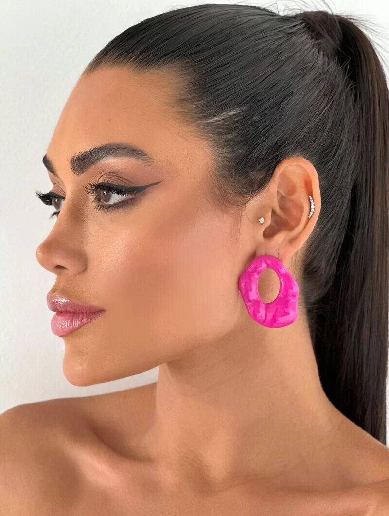 Brinco de Resina Colorida Oval Martelado