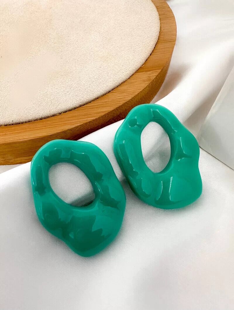 Brinco de Resina Colorida Oval Martelado