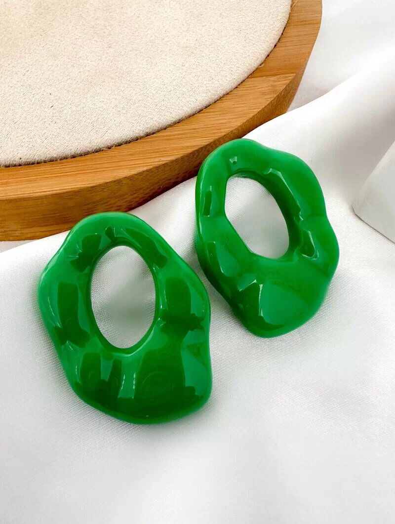 Brinco de Resina Colorida Oval Martelado