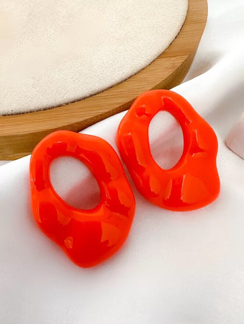 Brinco de Resina Colorida Oval Martelado