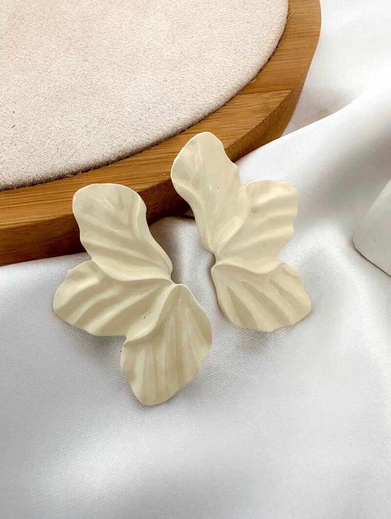 Brinco de Resina Flor Três Pétalas Marteladas
