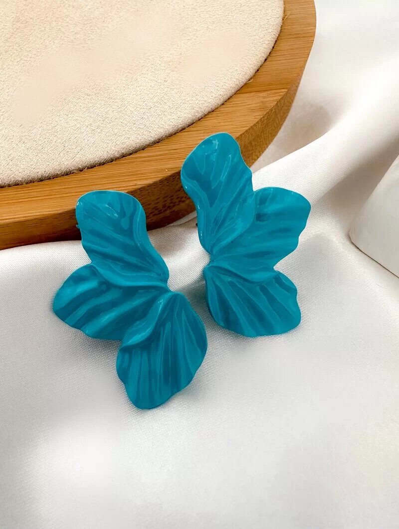 Brinco de Resina Flor Três Pétalas Marteladas
