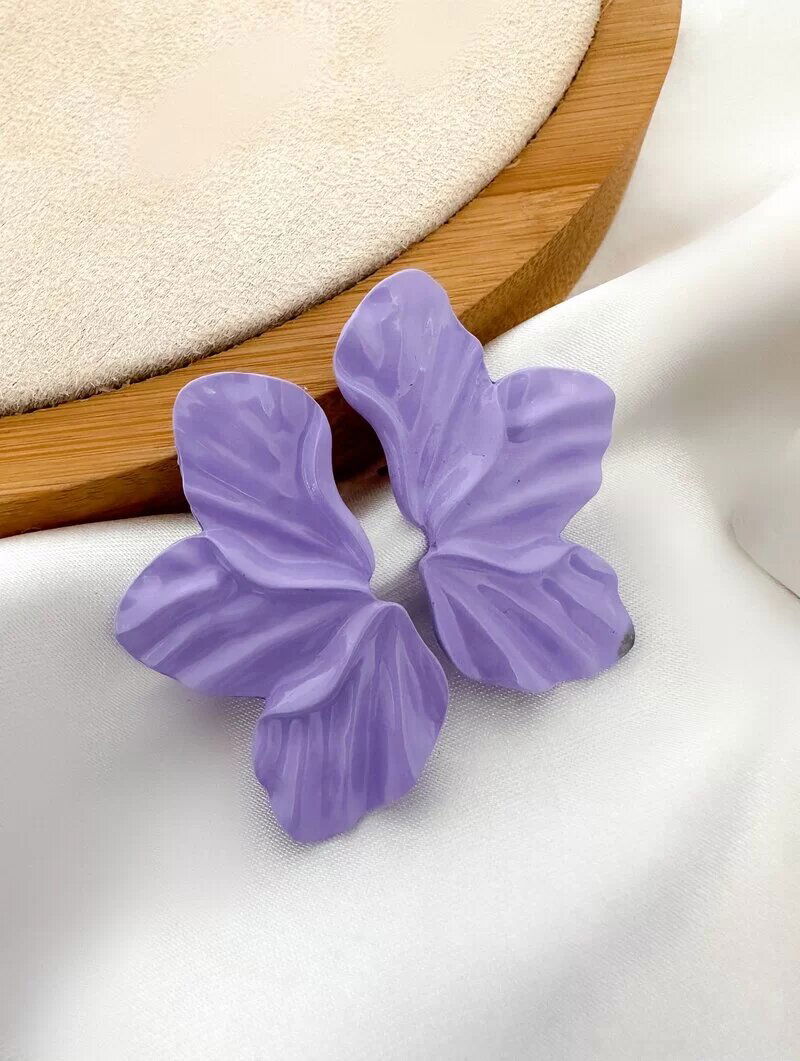 Brinco de Resina Flor Três Pétalas Marteladas