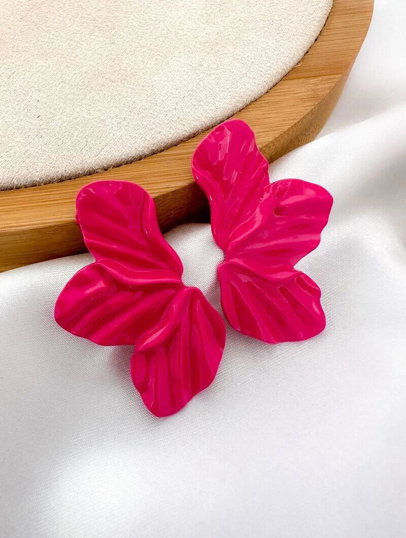 Brinco de Resina Flor Três Pétalas Marteladas