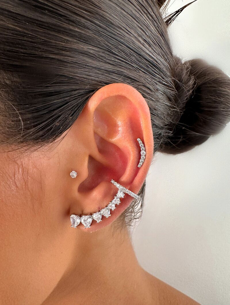 Brinco Ear Cuff Folheado a Ouro 18k e Prata Corações de Zircônia e Ponteira Cravejada