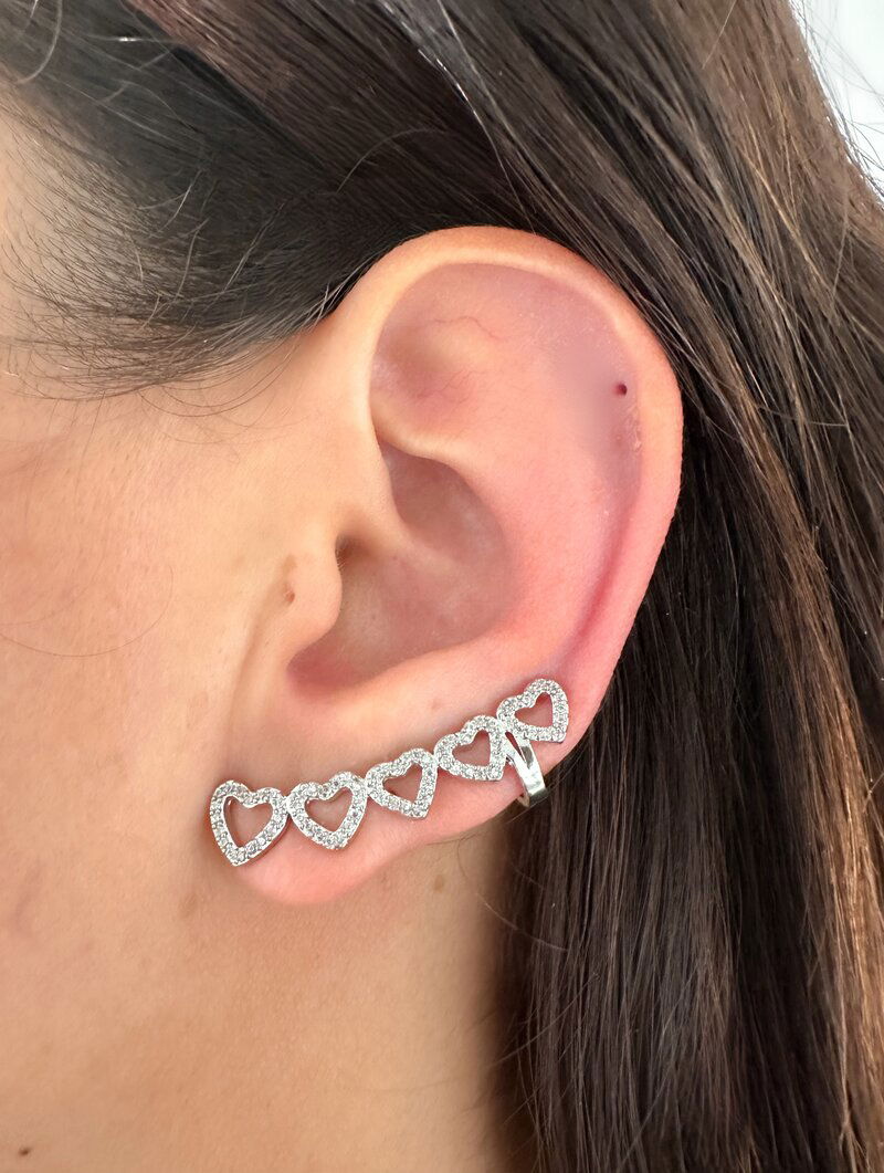 Brinco Ear Cuff Folheado a Ouro 18k e Prata Corações Vazados Cravejados