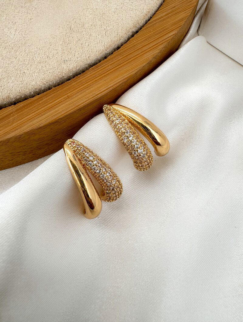 Brinco Ear Cuff Folheado a Ouro 18k e Prata Dois Fios com Detalhe Cravejado
