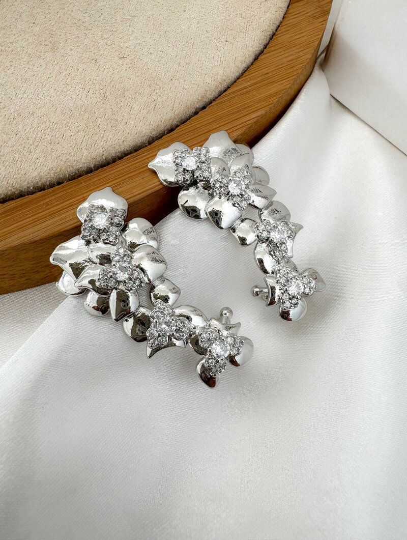 Brinco Ear Cuff Folheado a Ouro 18k e Prata Flores com Zircônias