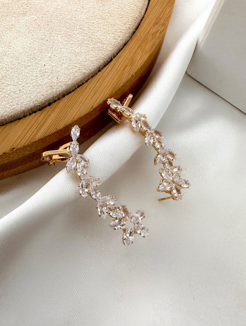 Brinco Ear Cuff Folheado a Ouro 18k e Prata Flores em Zircônia