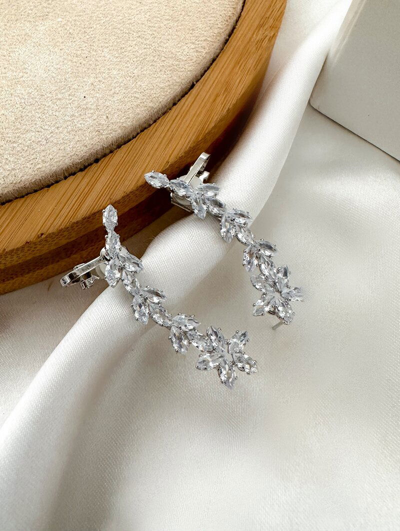 Brinco Ear Cuff Folheado a Ouro 18k e Prata Flores em Zircônia