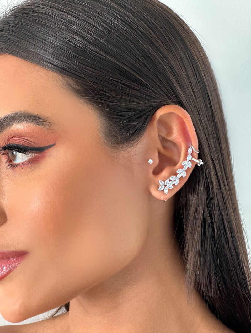 Brinco Ear Cuff Folheado a Ouro 18k e Prata Flores em Zircônia