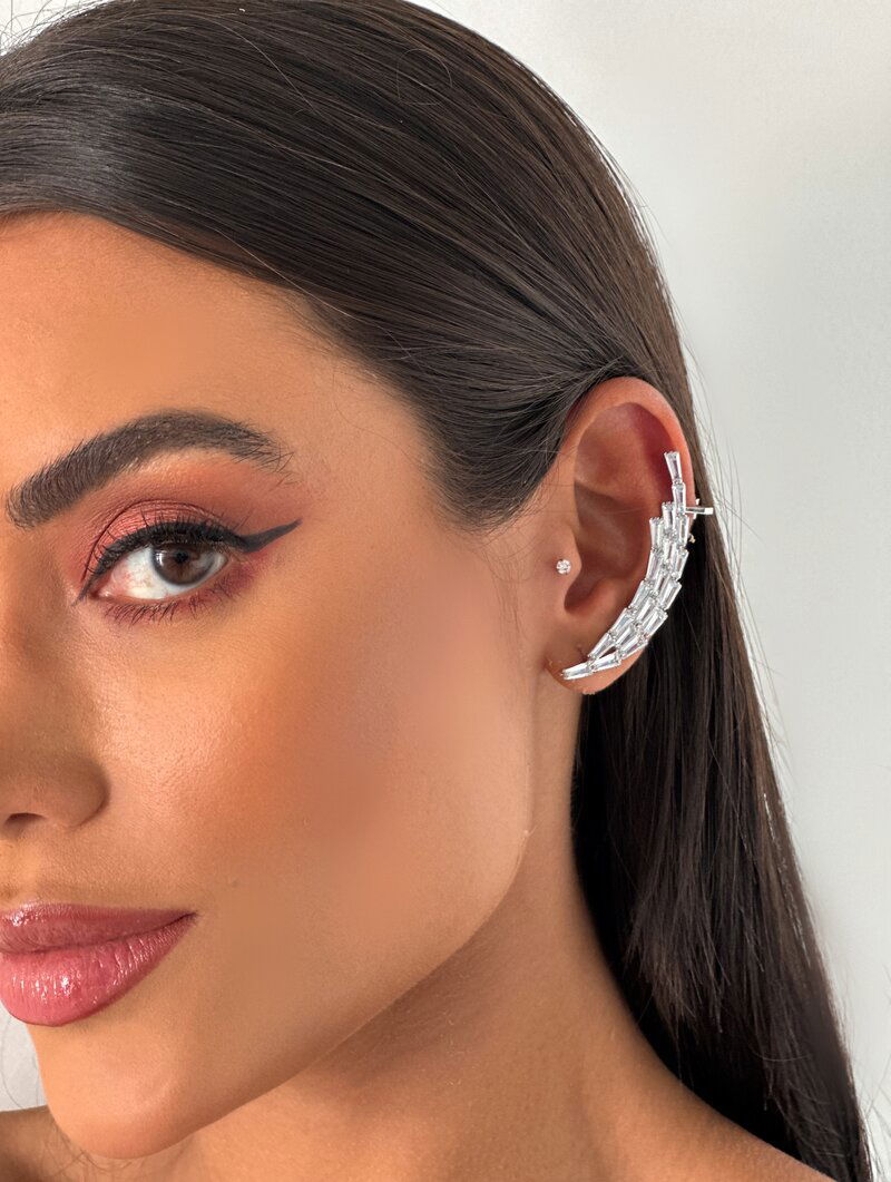 Brinco Ear Cuff Folheado a Ouro 18k e Prata Navetes de Zircônia Cristais