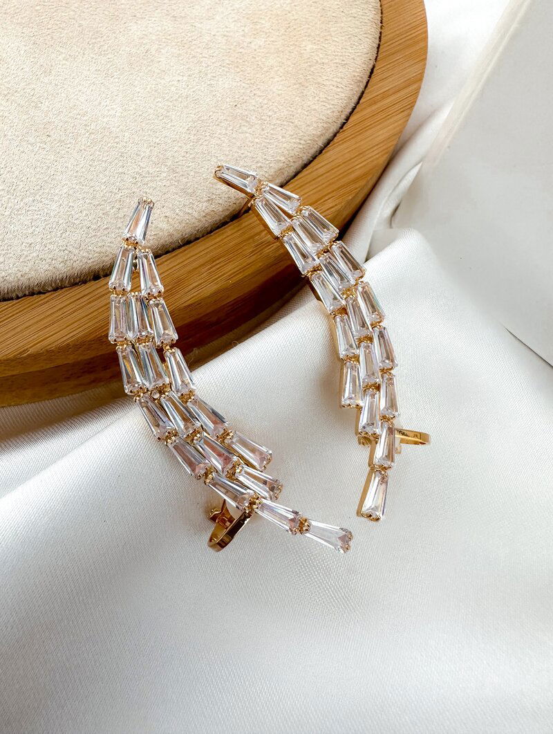 Brinco Ear Cuff Folheado a Ouro 18k e Prata Navetes de Zircônia Cristais