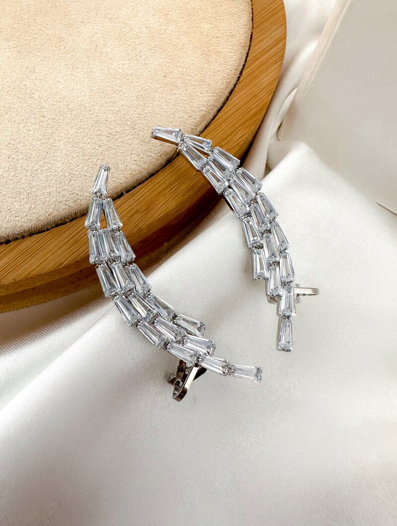 Brinco Ear Cuff Folheado a Ouro 18k e Prata Navetes de Zircônia Cristais