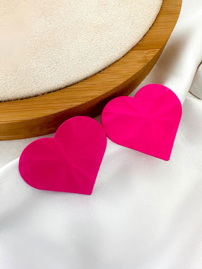 Brinco Esmaltado Coração Martelado