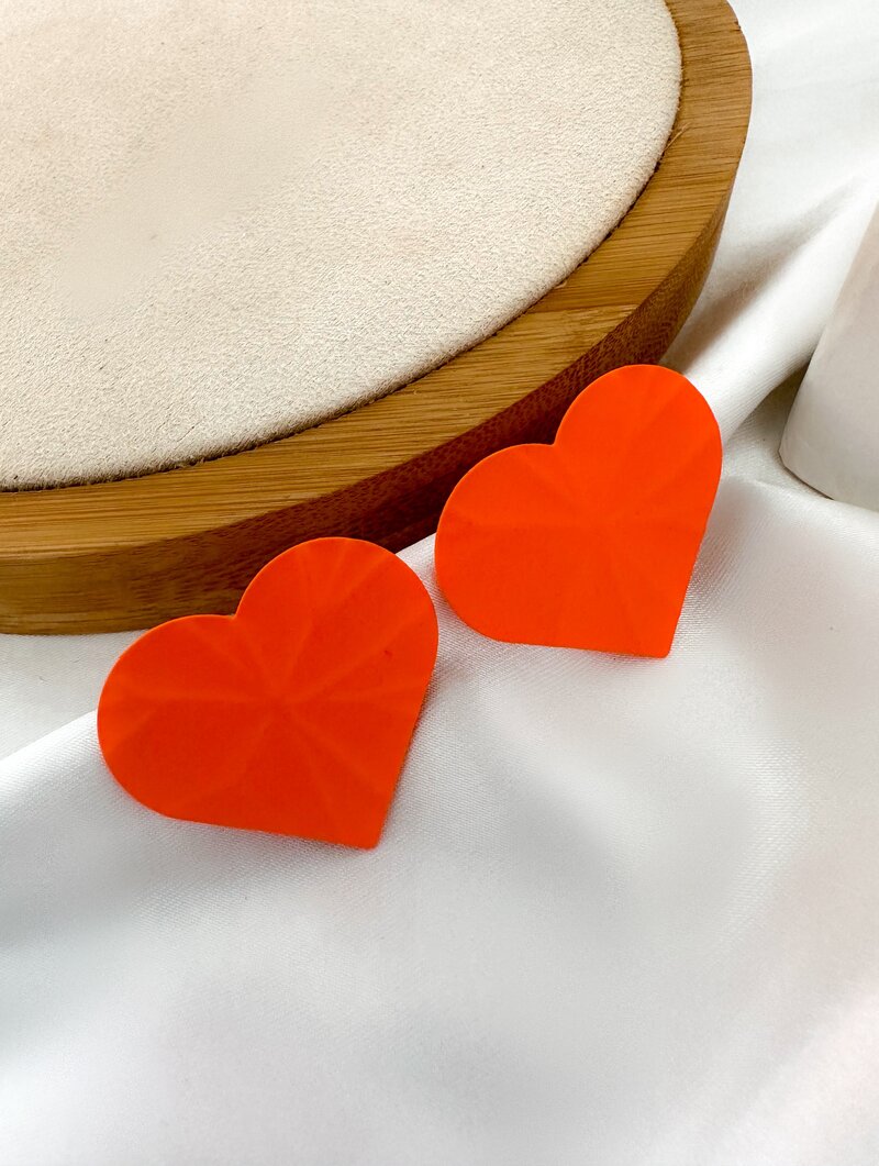 Brinco Esmaltado Coração Martelado