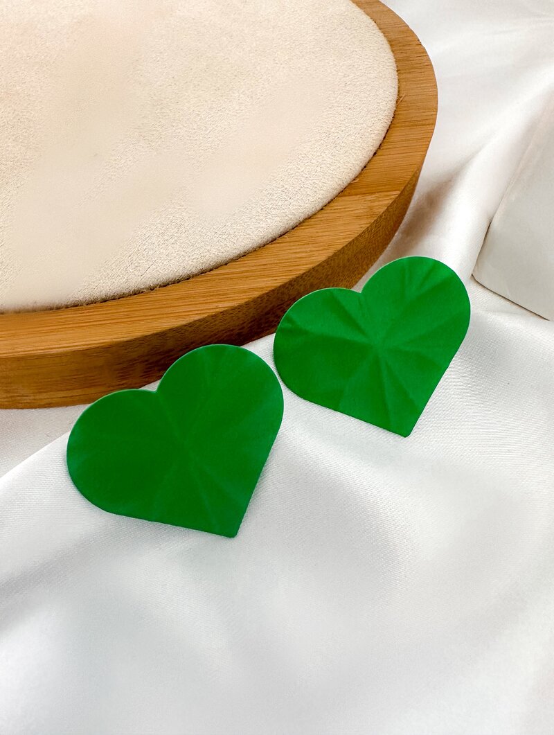 Brinco Esmaltado Coração Martelado