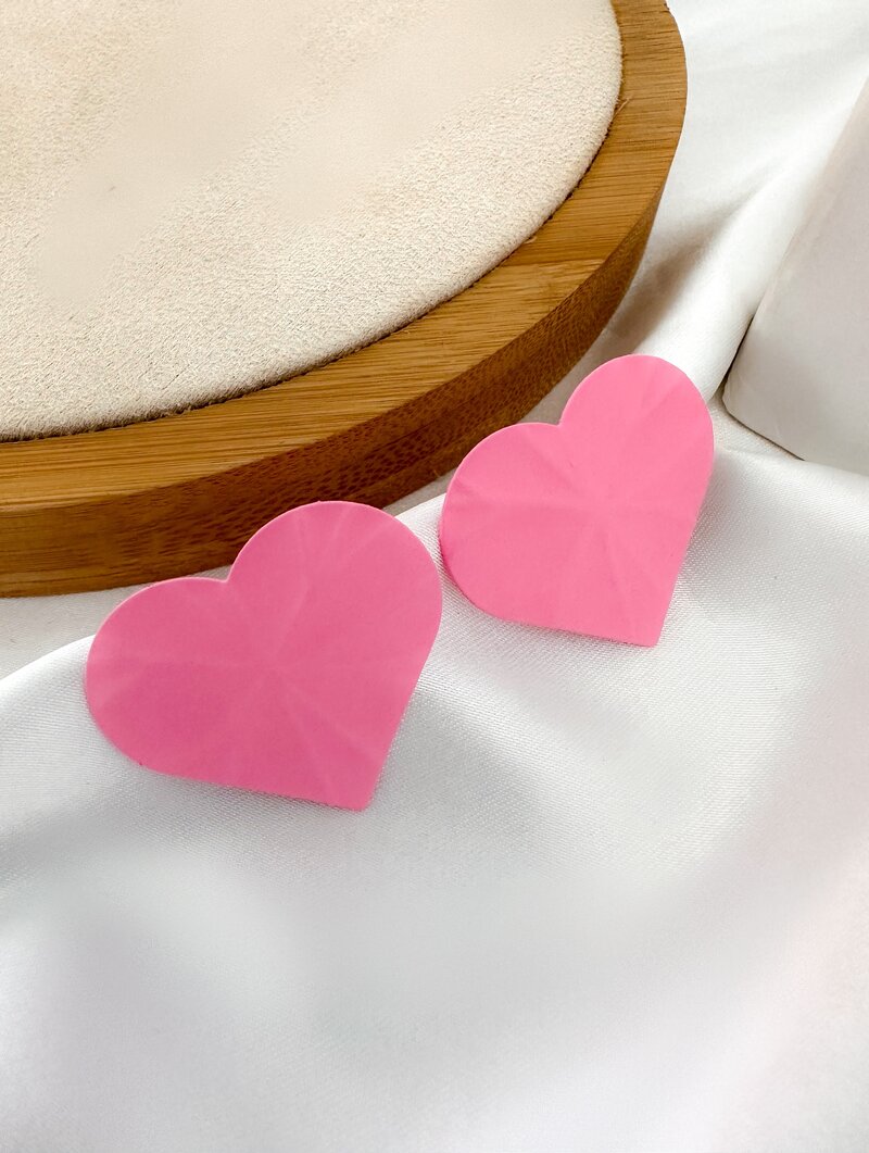 Brinco Esmaltado Coração Martelado