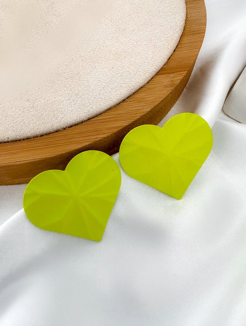 Brinco Esmaltado Coração Martelado