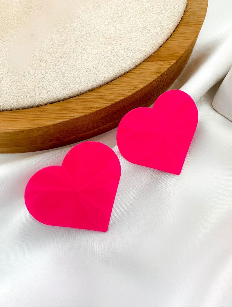 Brinco Esmaltado Coração Martelado