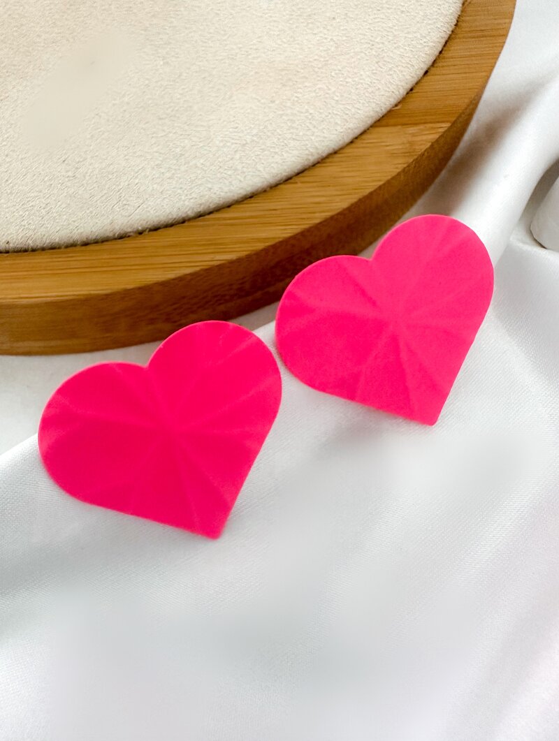 Brinco Esmaltado Coração Martelado