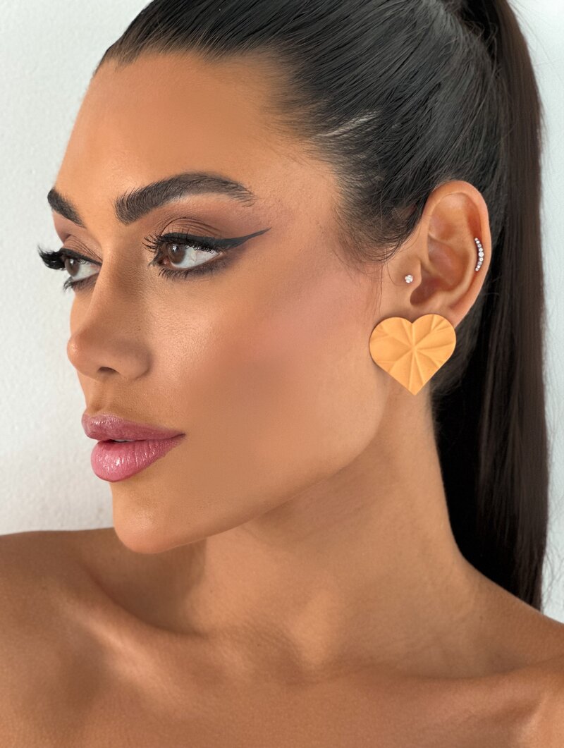 Brinco Esmaltado Coração Martelado