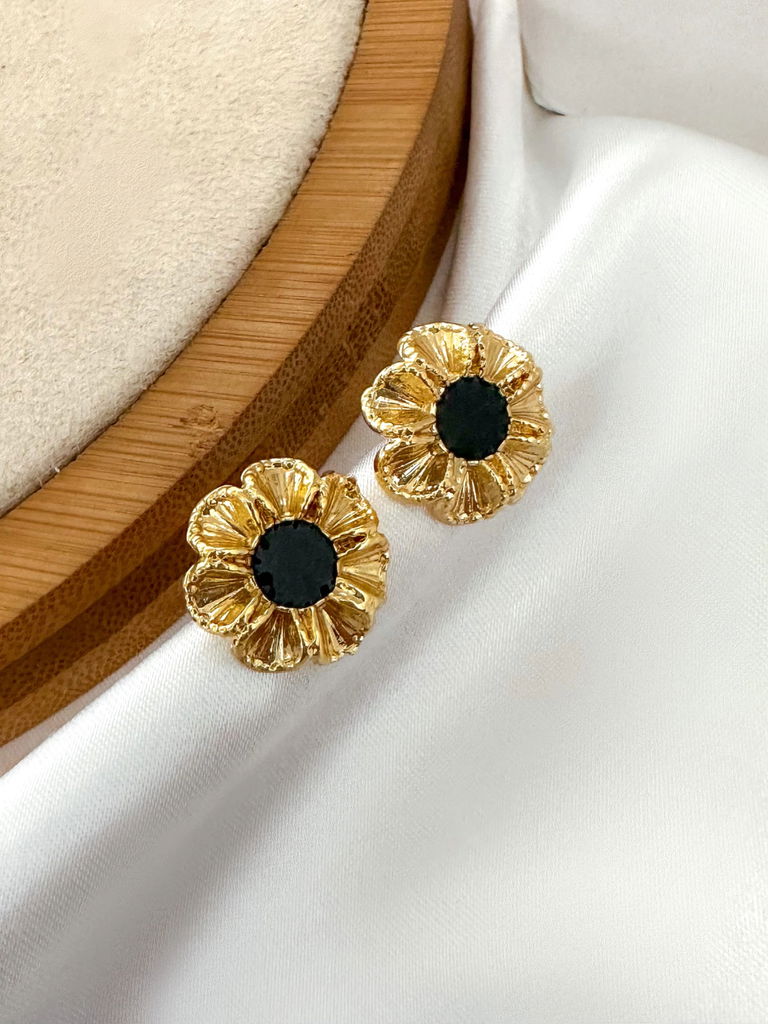 Brinco flor com ponto esmaltado folheado a ouro 18k
