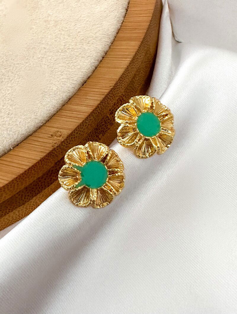 Brinco flor com ponto esmaltado folheado a ouro 18k