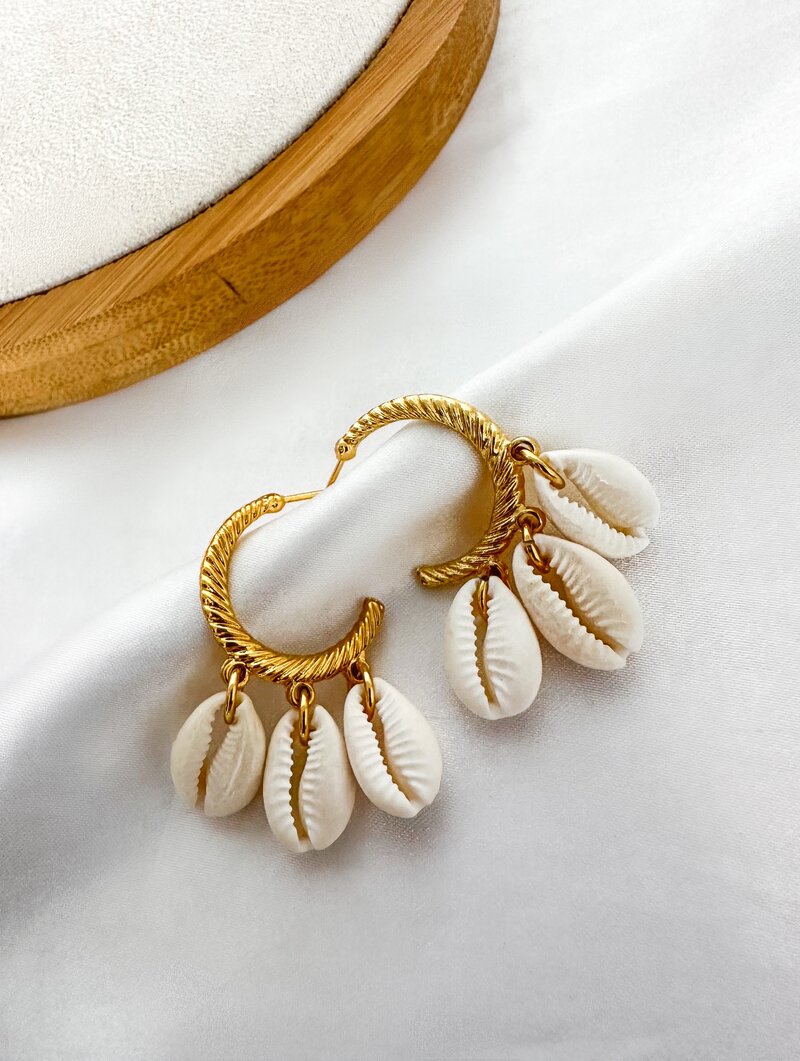 Brinco Folheado a Ouro 18k Argola com Búzios