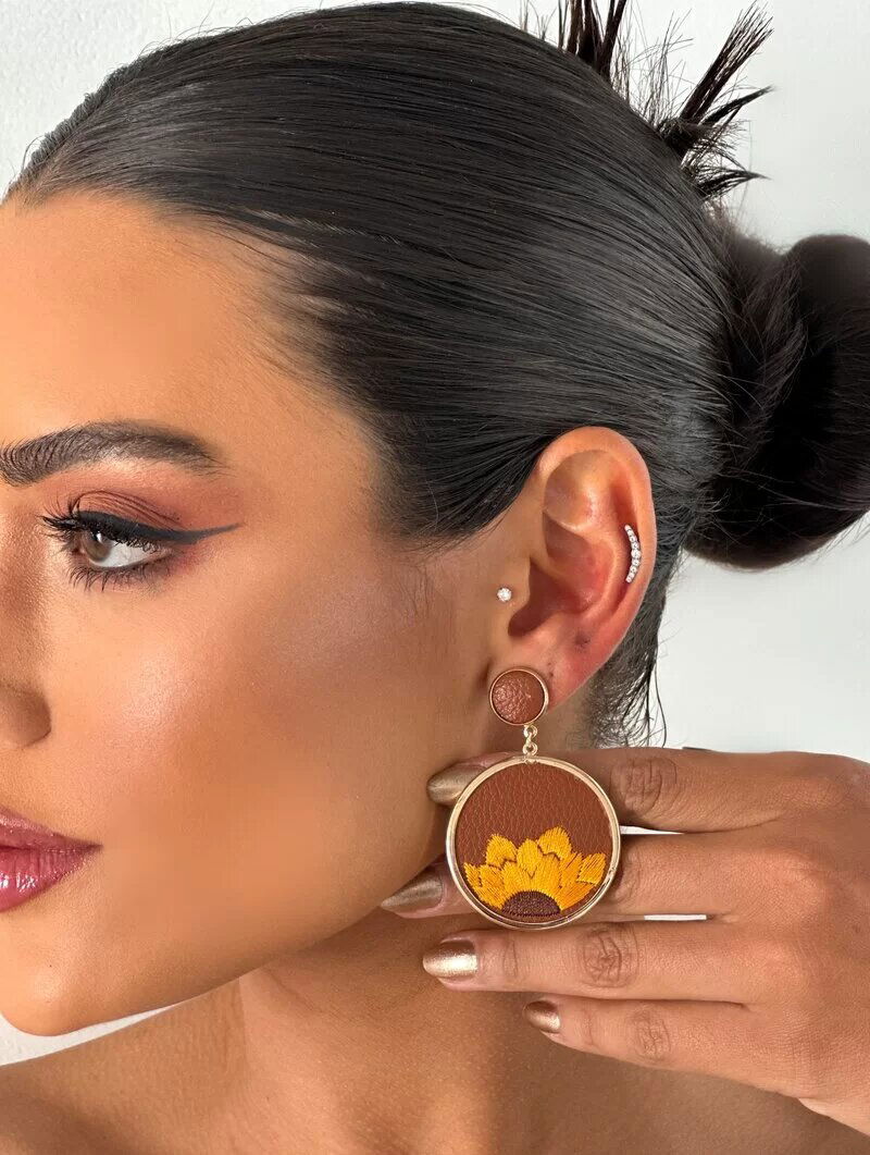 Brinco Folheado a Ouro 18k Argola com Desenho Bordado