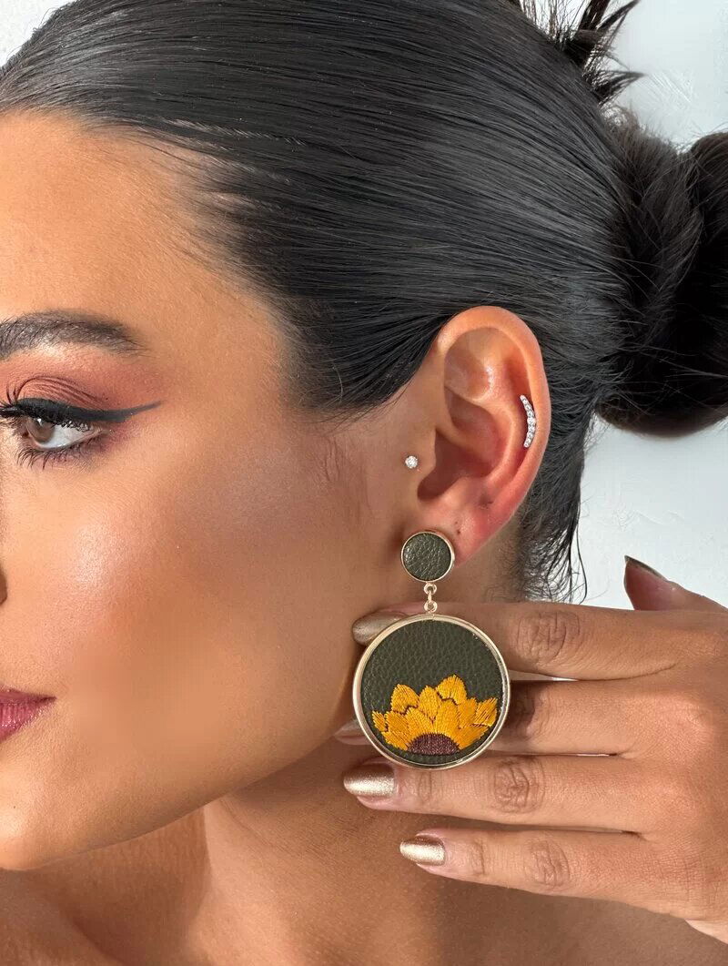 Brinco Folheado a Ouro 18k Argola com Desenho Bordado