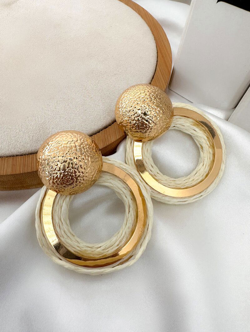 Brinco Folheado a Ouro 18k Argola de Palha com Botton Texturizado