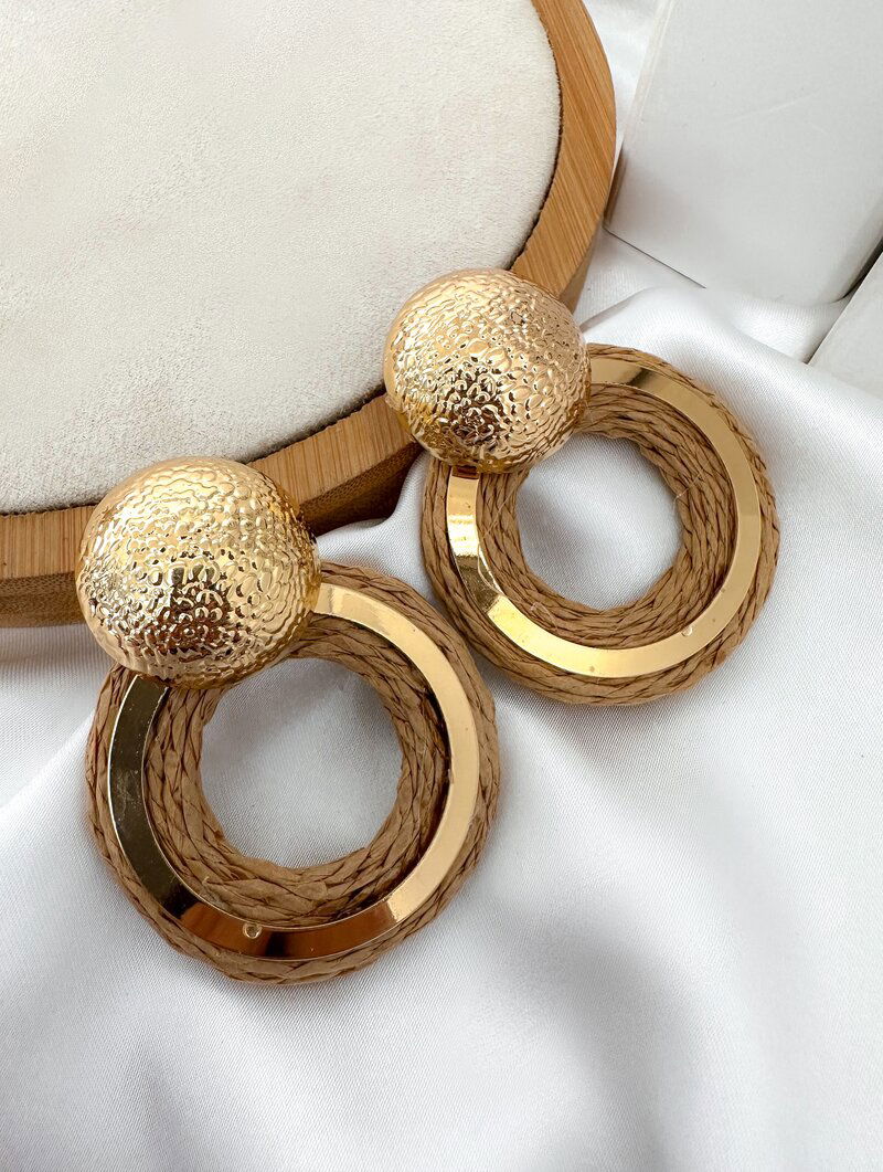 Brinco Folheado a Ouro 18k Argola de Palha com Botton Texturizado