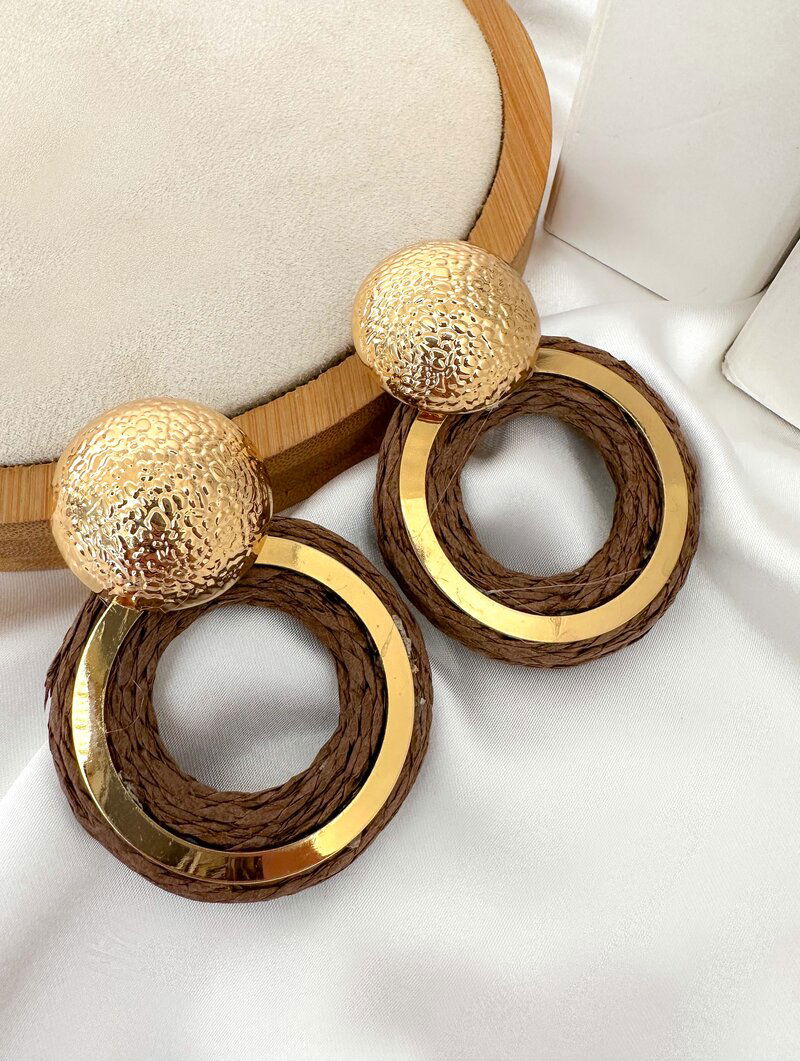 Brinco Folheado a Ouro 18k Argola de Palha com Botton Texturizado