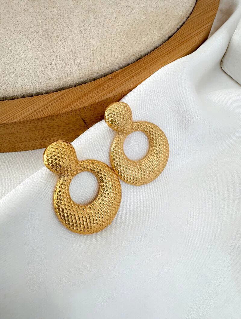 Brinco Folheado a Ouro 18k Argola Escovada com Ponteira