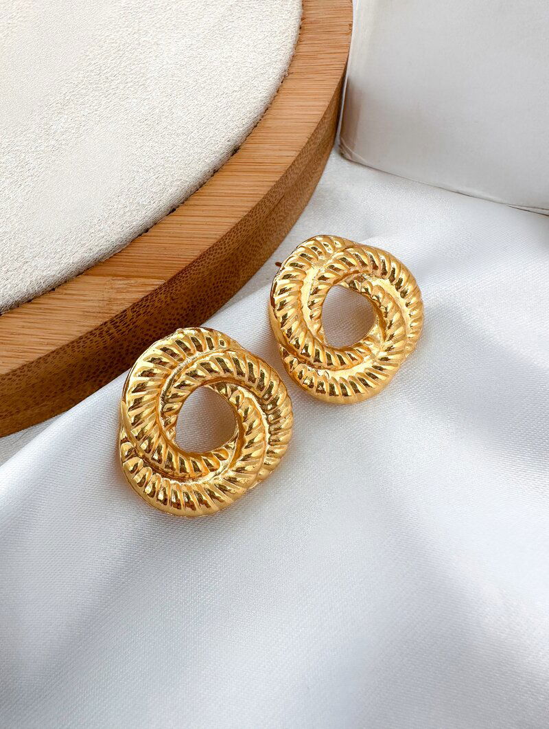 Brinco Folheado a Ouro 18k Argola Frontal Torcida