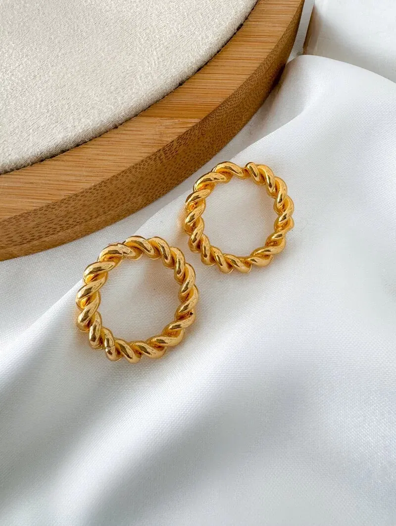 Brinco Folheado a Ouro 18k Argola Frontal Torcida